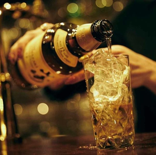 【バーデビューにも】バーはなんだか敷居が高い。そんなお悩みの方はぜひ銀座山崎へ。女性スタッフが上質なお酒と会話で居心地のいい空間をお作りします。