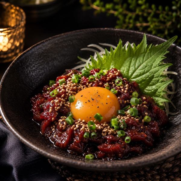 濃厚卵黄と特製ダレが絡み合う至福。食感抜群の「極上」桜ユッケ