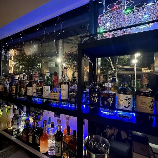 渋谷駅近で、ふらっと一杯から貸切パーティーまで楽しめるお店。少人数から貸切利用でき、二次会や誕生日会、会社帰りの集まり、仲間内の打ち上げなど幅広いシーンにぴったり。カラオケや持ち込みもOKで自由度が高く、飲み放題付きの貸切プランも用意。昼夜問わず思い思いのスタイルで盛り上がれる空間です。