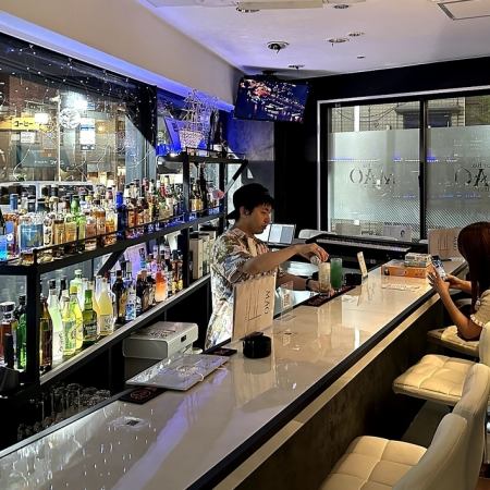 おひとり様や初来店の方にもおすすめのスペース。バーテンダーとの会話を楽しんだり、じっくりお酒を味わったりと、気軽で居心地のよい時間を過ごせます。照明も程よく、落ち着いた雰囲気が魅力です。