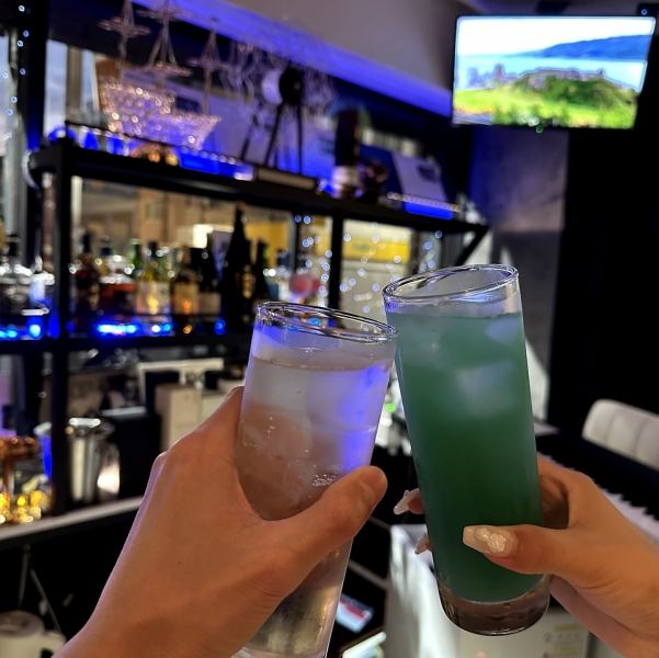 大きなモニターやカラオケも完備した店内は、明るく賑やかな雰囲気が特長。気の合う仲間とゲームやイベントを楽しんだり、お酒を片手に自然と会話がはずむひとときを演出します。グループ利用にも最適で、貸切対応などにも柔軟に対応。遊び心満載の楽しめるバーです。