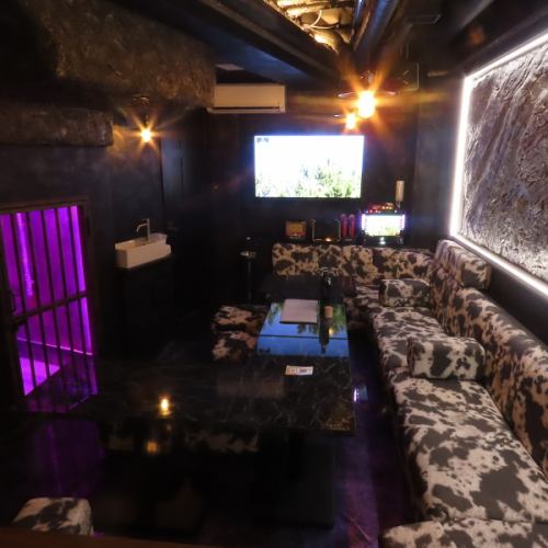 ダーツやカラオケ完備の地下VIPルーム