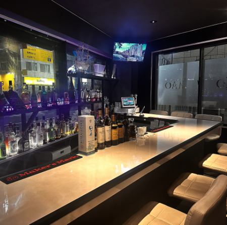 おひとり様や初来店の方にもおすすめのスペース。バーテンダーとの会話を楽しんだり、じっくりお酒を味わったりと、気軽で居心地のよい時間を過ごせます。照明も程よく、落ち着いた雰囲気が魅力です。