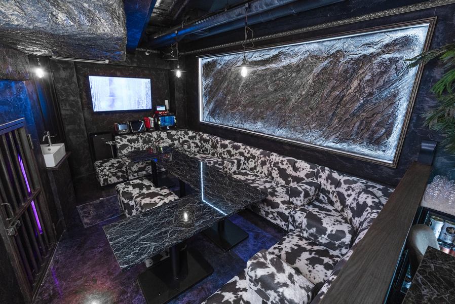 地下のVIPルームは、大理石調のテーブルや重厚感あるソファが並ぶ高級感漂う空間。落ち着いた照明とシックなデザインが非日常を演出し、特別な時間を彩ります。誕生日や記念日のお祝い、仲間内での特別な集まりなどにぴったり。プライベート感を大切にできる環境で、他のお客様を気にせず心ゆくまでお楽しみいただけます。