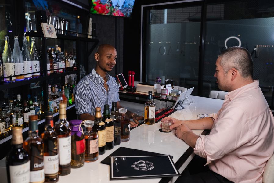 1Fのカウンターは開放的で、少人数の飲み会から会社帰りの一杯、二次会まで幅広く利用可能。飲み放題や貸切プランも充実しており、利用スタイルは自由自在です。駅から近くアクセスも抜群で、思い立った時に立ち寄れる気軽さが魅力。誰でも安心して楽しめる空間になっています。