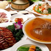 【北京烤鴨和燉魚翅2個主套餐】共9道菜，附2小時無限暢飲，6,000日圓（含稅）