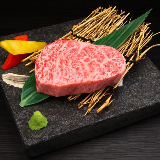 不用担心周围的环境，在轻松的空间里享受与最好的宫崎牛的轻松烤肉约会！