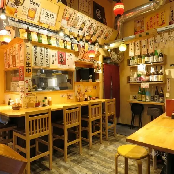 1階席は店主が焼き鳥を焼いているところを見ながら、お食事が楽しめます！いい香りがして、食欲が倍増するのはもちろん、お料理やお酒など、なんでも店主におすすめを聞くことができます☆店主だけでなく、スタッフ全員明るく元気な接客で皆様のご来店をお待ちしております♪苦手な食べ物など、お気軽にご相談ください◎