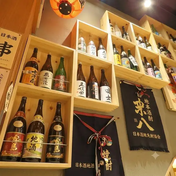 当店では、こだわりの焼酎をたくさん取り揃えております！お料理に合う焼酎をお好みでお選びください♪焼酎に詳しくない方でも、お料理に合うお酒をご案内しますので、お気軽にご相談ください◎日本酒やビール、カクテルその他たくさんご用意しておりますので、お好きなお酒と絶品の鶏料理をお楽しみください☆