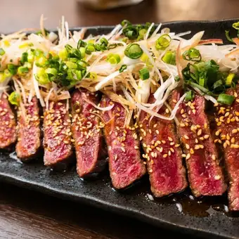 【含2小時暢飲】九道菜套餐,包括沙拉、3種刺身、2種炸物、7種串燒、和牛以及一道收尾菜——僅需7000日元♪
