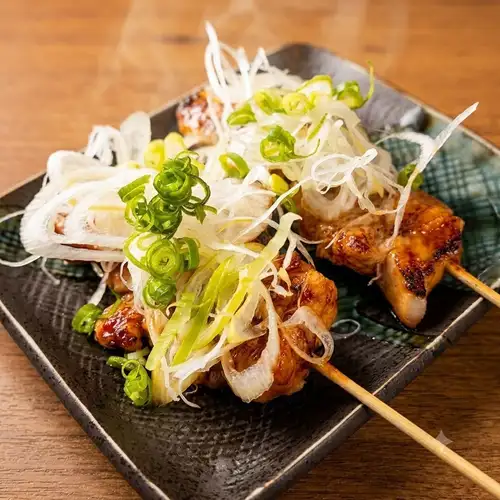 ３種ブレンド塩と継ぎ足し秘伝タレで味わう自慢の焼鳥◎