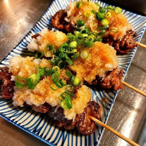 肉の旨味を閉じ込め、炭火で香ばしく焼き上げた当店自慢の焼鳥です！