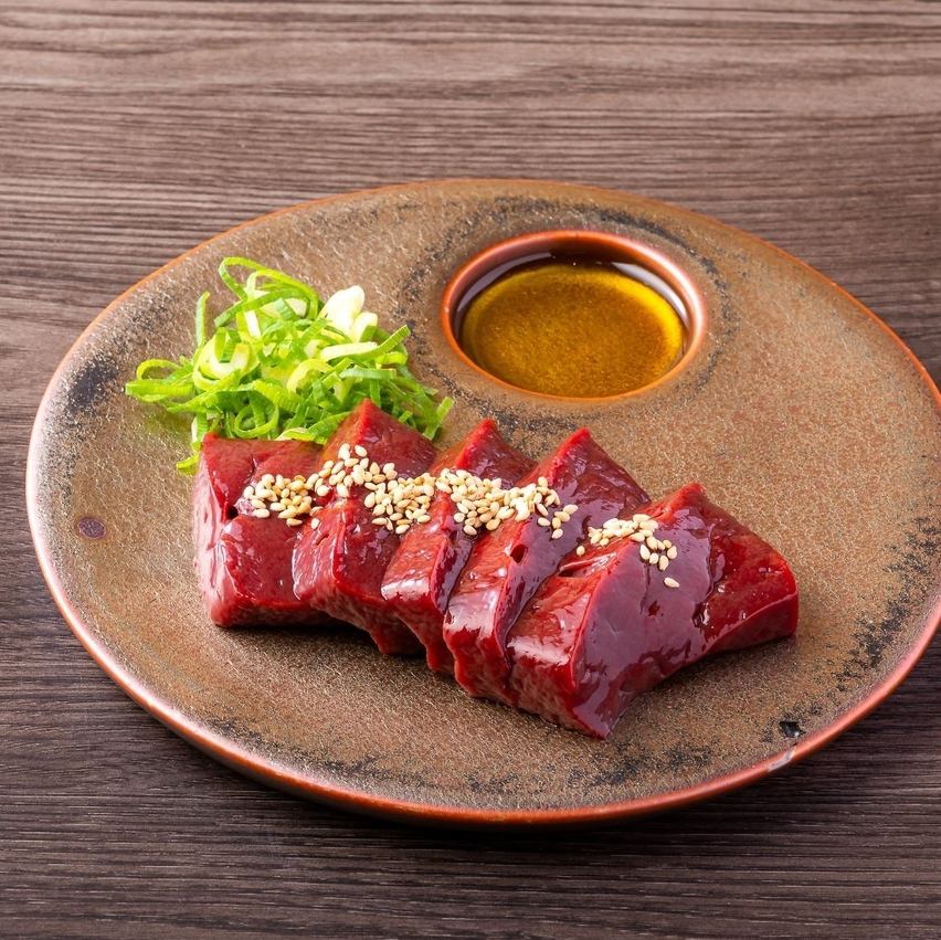 在大阪日本桥，以无与伦比的性价比享用A5级和牛及内脏◎ 中瓶清酒仅售299日元！中午12点开始营业。白天喝酒也一样。