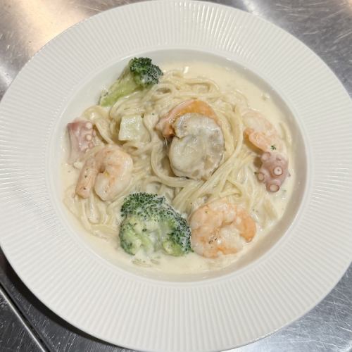 海鮮クリームソースパスタ