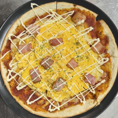 ふわふわたまごとベーコンのピザ
