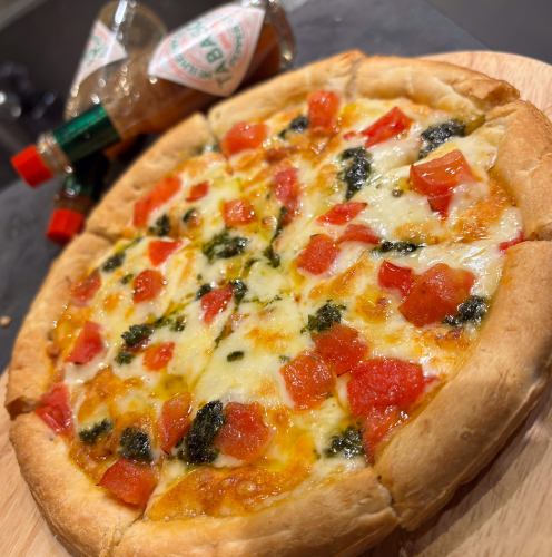 Margherita pizza with fresh tomatoes