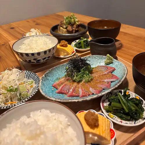 胡麻ブリ定食&ブリねぎ塩ユッケ定食にはお出汁付き!