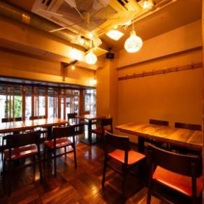 ゆったりと配置されたテーブル席は、複数名での利用にも対応。会話を楽しみながら食事ができ、女子会や小規模な宴会にも最適です。自由が丘で使いやすいお席をご用意しています。