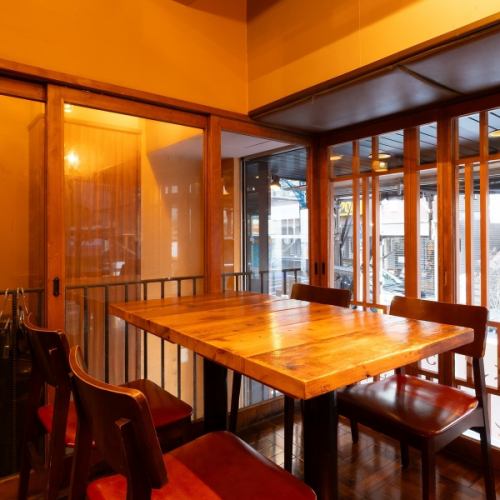 周りを気にせず過ごせる扉付き個室。少人数での食事や女子会、プライベートな集まりにおすすめです。落ち着いた空間で、ゆっくりと韓国料理とお酒をお楽しみください。