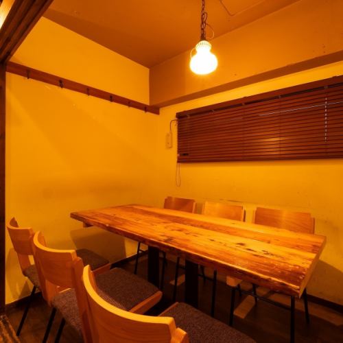 女子会に人気のテーブル席は、居心地の良さが魅力。ゆったりとした空間で会話も弾み、料理やドリンクを楽しみながら特別な時間を過ごせます。