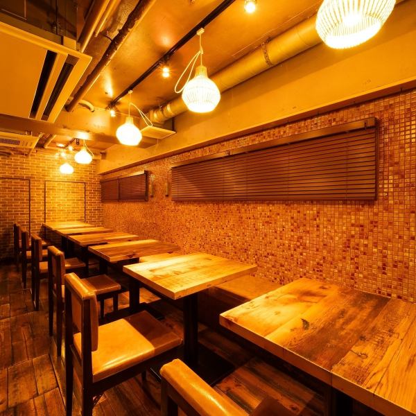 落ち着いた雰囲気の店内は、ゆったりと食事や会話を楽しめる空間。席間にも配慮されており、周囲を気にせず過ごせます。友人同士の食事や女子会はもちろん、普段使いから少し特別な日まで幅広く対応。自由が丘で居心地の良いお店を探している方におすすめです。