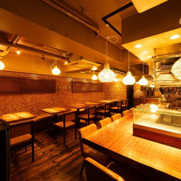 誕生日や記念日などのお祝いシーンにも使いやすい、温かみのある雰囲気が魅力。落ち着きと程よい華やかさを兼ね備えた空間で、特別なひとときを演出します。女子会や宴会にも対応でき、自由が丘で「また来たい」と思える居心地の良さを大切にしています。