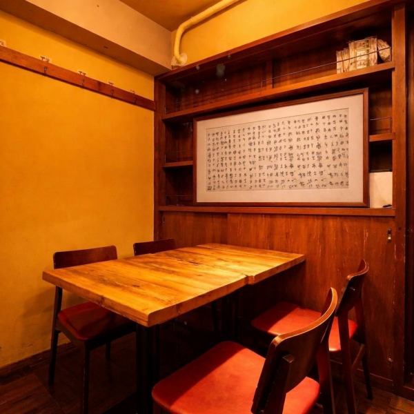 扉付き個室を完備し、プライベート感を大切にした店内。周りの目を気にせず楽しめるため、女子会や各種宴会、お祝いの席にも最適です。最大12名様まで対応可能テーブル席もご用意しており、少人数からグループ利用まで使い勝手◎。落ち着いた空間でゆっくりとした時間をお過ごしください。