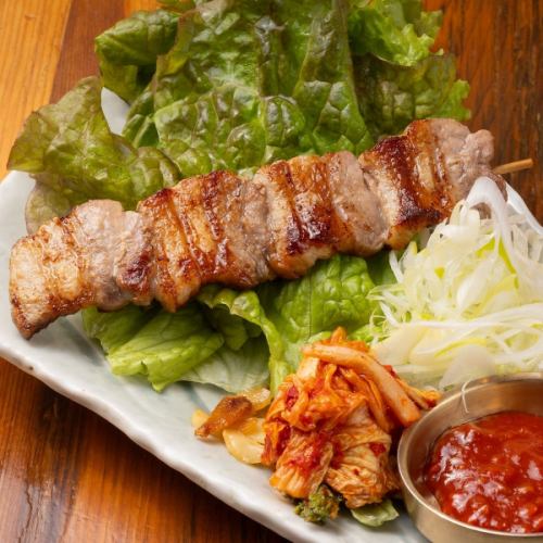 ＊名物岩中サムギョプサル串＊とレタスを巻いてご一緒に