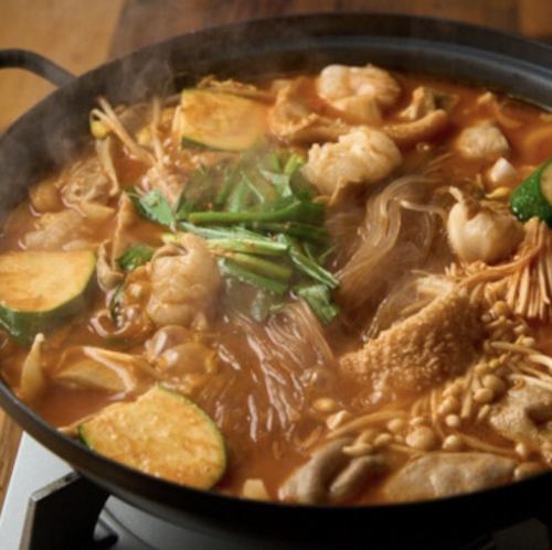 *美味辛辣* 用日本国产黑牛杂碎制成的牛杂煎锅 1628日元（含税）