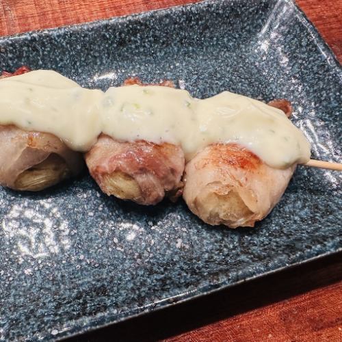 Potato and pork rolls with gochujang mayonnaise sauce (green chili mayonnaise)