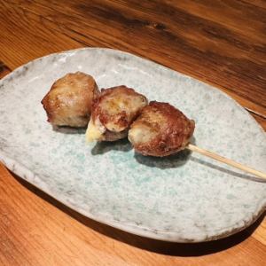 西蘭花和起司裹在豬肉串裡
