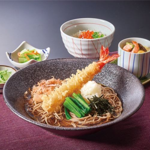 大蝦天婦羅蕎麥麵配蘿蔔泥、銀魚和鮭魚子迷你碗套餐