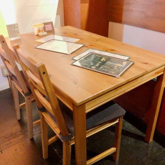 [2楼的桌子座位] 也可以采用桌子相连的布局。