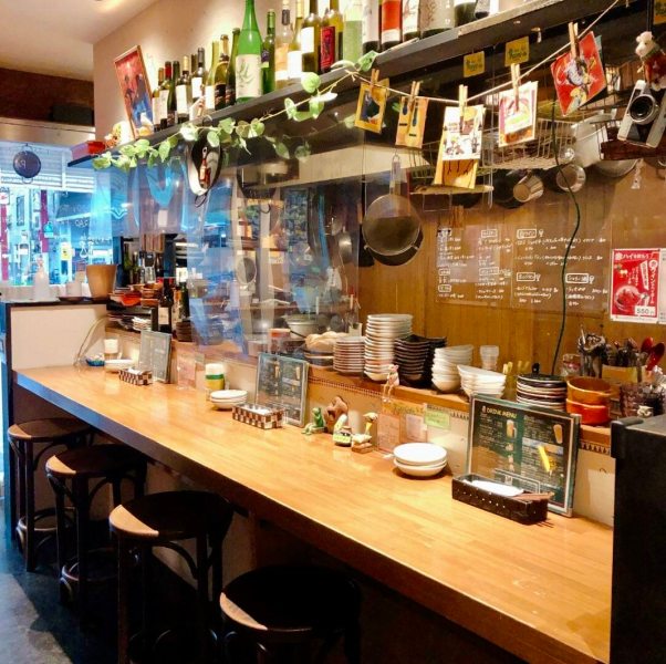[4 minutes walk south from Akashi Station] Thank you very much for finding our page! A two-story Brazilian and Spanish bar "Sakadokoro Sambar" is located quietly in the Akashi Ginza-dori shopping district.Although the store is not extremely large, we place great importance on customer service and hospitality that is close to our customers.Thank you