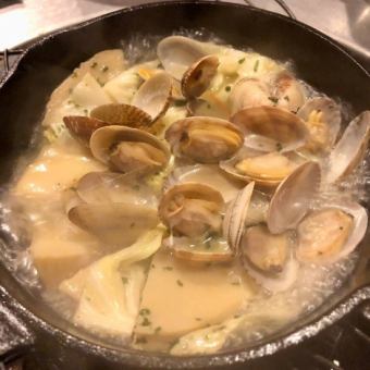 Clams and bamboo shoots steamed in sherry