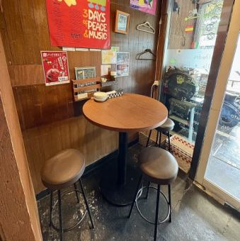 【1Fのハイテーブル席】椅子を足したレイアウトも可能。最大3名様まで収容可能。