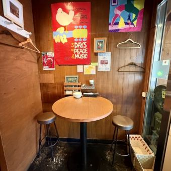 【1Fフロア】ハイテーブル席。2名様から3名様まで対応◎