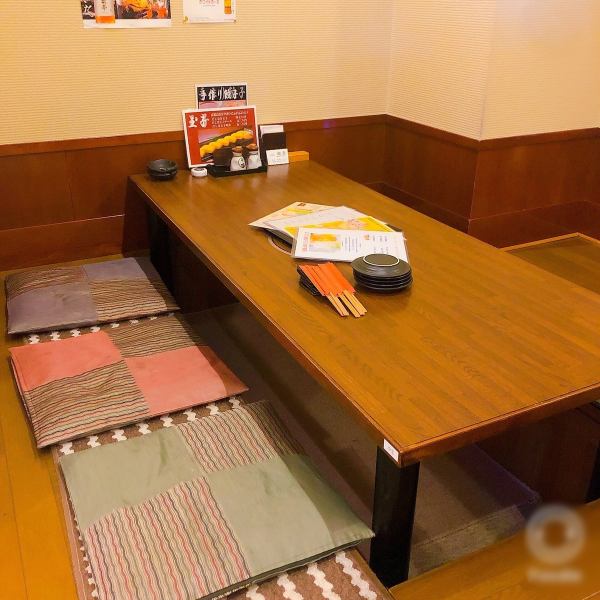 리고 타츠 식으로 느긋하게 편히 쉴 수있는 다다미 방.일본식으로 깔끔한 분위기의 다다미 방에서는 단체 연회도 가능.
