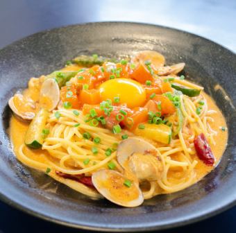 サーモンユッケとズッキーニとおくらのロゼパスタ