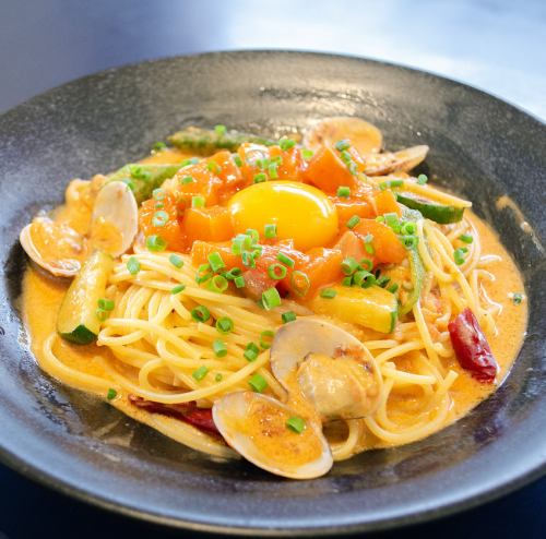 サーモンユッケとズッキーニとおくらのロゼパスタ