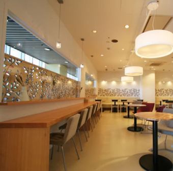 The counter seats allow you to relax and enjoy your time ♪