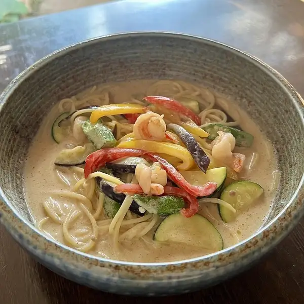 夏野菜と海老のタイ風グリーンカレーパスタ