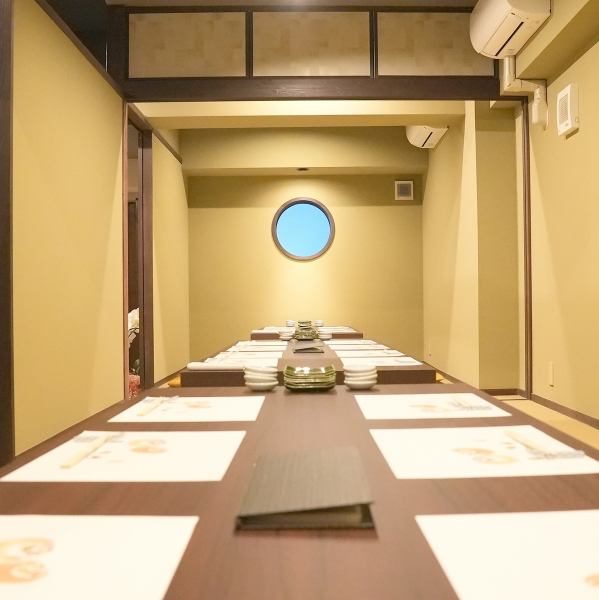 最大20名様まで収容可能な掘りごたつ個室がございます。大人数での宴会や飲み会でのご利用にオススメ◎落ち着いてお食事をお楽しみ頂ける情緒あふれる和空間となっております。