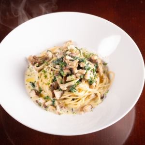 Spinach and mushroom cream pasta