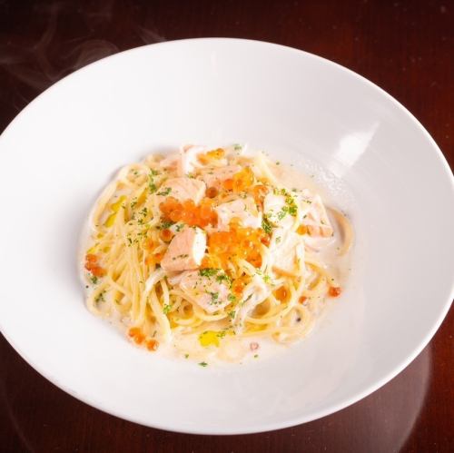 Salmon and salmon roe cream pasta