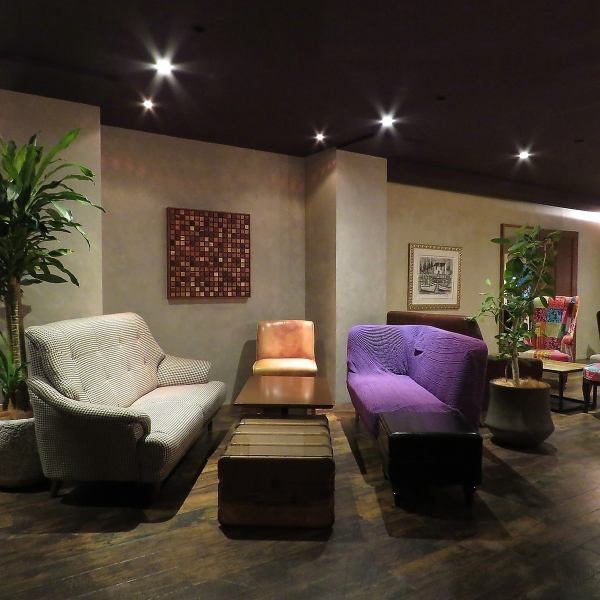 シャンデリア煌めく広々とした非日常空間でご飲食いただける当店。テーブル間の間隔を空けて密対策に取り組んでおります。他グループとの接触はもちろん、同グループ内でも広々と使っていただけるように座席案内もソーシャルディスタンスを意識。「今だからこそ」、ソファー席も堂々とひとりじめ♪