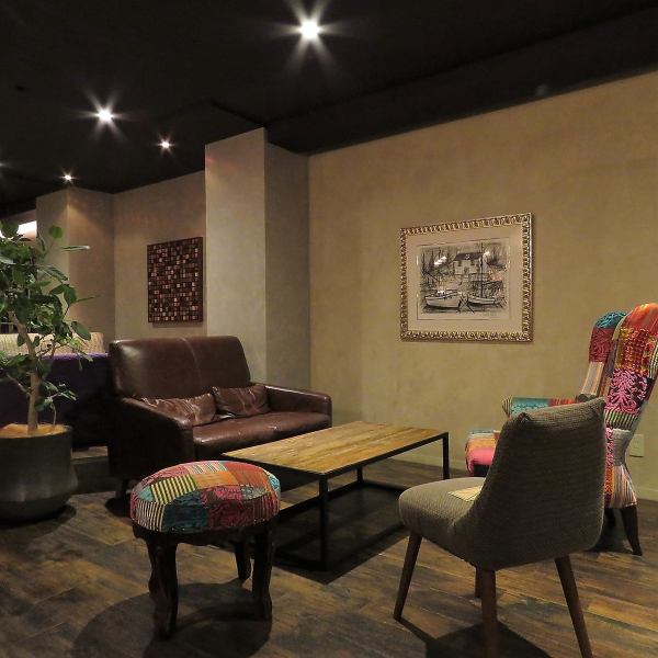 【大切なお食事に…♪】他グループとの接触が気になるお客様には10名様までご飲食いただける個室もございます。プロジェクターがございますので、誕生日や結婚祝いなど、少人数のささやかなお祝い事にぜひご利用ください。メッセージプレートもご用意できます♪※個室別料金(お部屋1H+1000円)