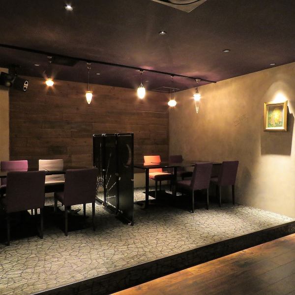 オーナー拘りの装飾品の数々。テーブル、ソファ全てオーナーが一つ一つ目利きして選び抜いた拘りの品。店内の間接照明と相まってワンランク上のお洒落な空間を演出しております。