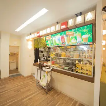 【落ち着いた照明の癒やし空間】柔らかな優しい照明が店内を包み込む、落ち着いた雰囲気が自慢のお席です◎おしゃれなインテリアが映える温かい空間は、日々の忙しさを忘れてリラックスしたい時にぴったり♪丁寧につくられた料理を味わいながら、心落ち着く穏やかな癒やしの時間を過ごしていただけます。
