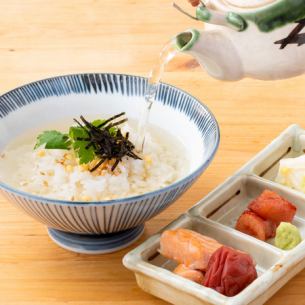 出汁茶漬け（欲張り三種をトッピング/鮭・明太・ねり梅）